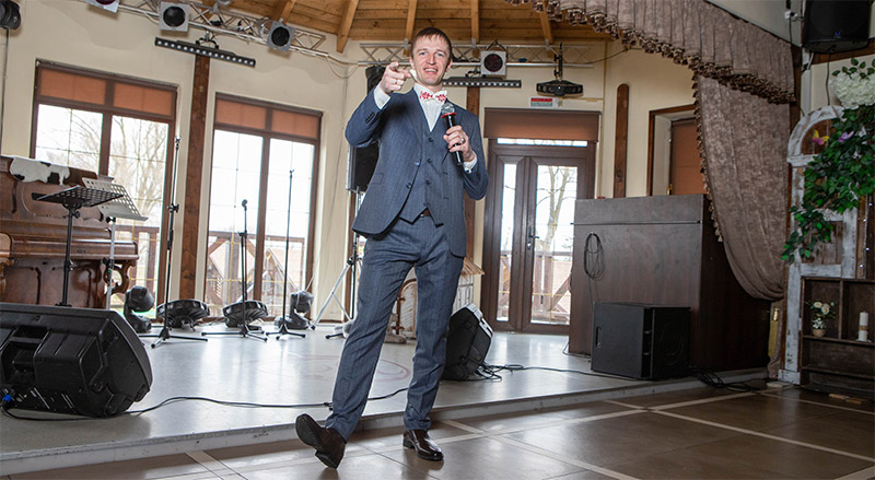 Ведущий Василий Жлуктовский